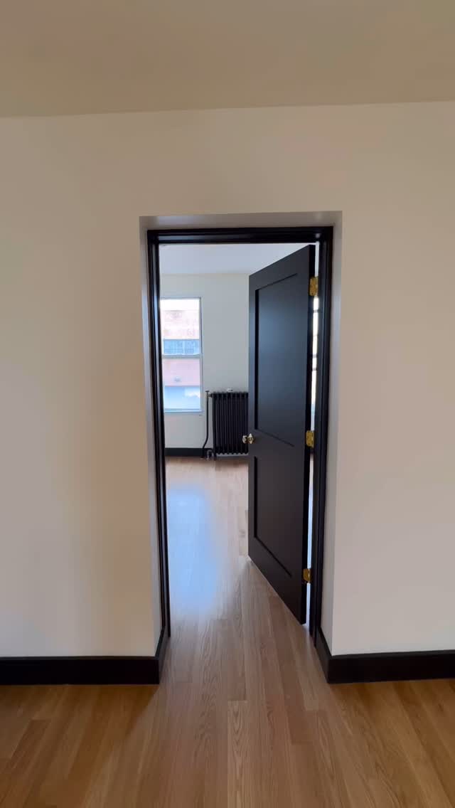 I’m hosting an #OPENHOUSE on Saturday at the 3br 2bath apartment I finished renovating. The whole building has been in the family for generations and this is the new era. Dm for details 💯❤️🌅#homeoffice #Newwindows #newhardwoodfloors #newappliances #laundryinunit #sunsetpark #brooklyn #nyc #stooplife #citylivingdoneright #streeteasyfinds